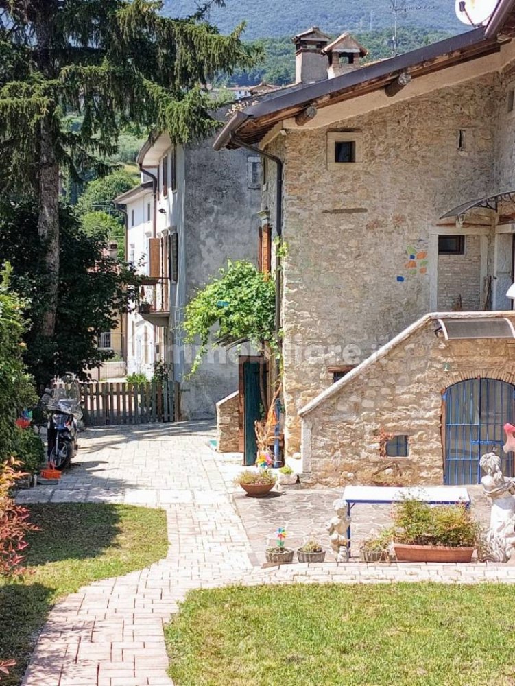 2 bedrooms House in Caprino Veronese, Italy No. 330511