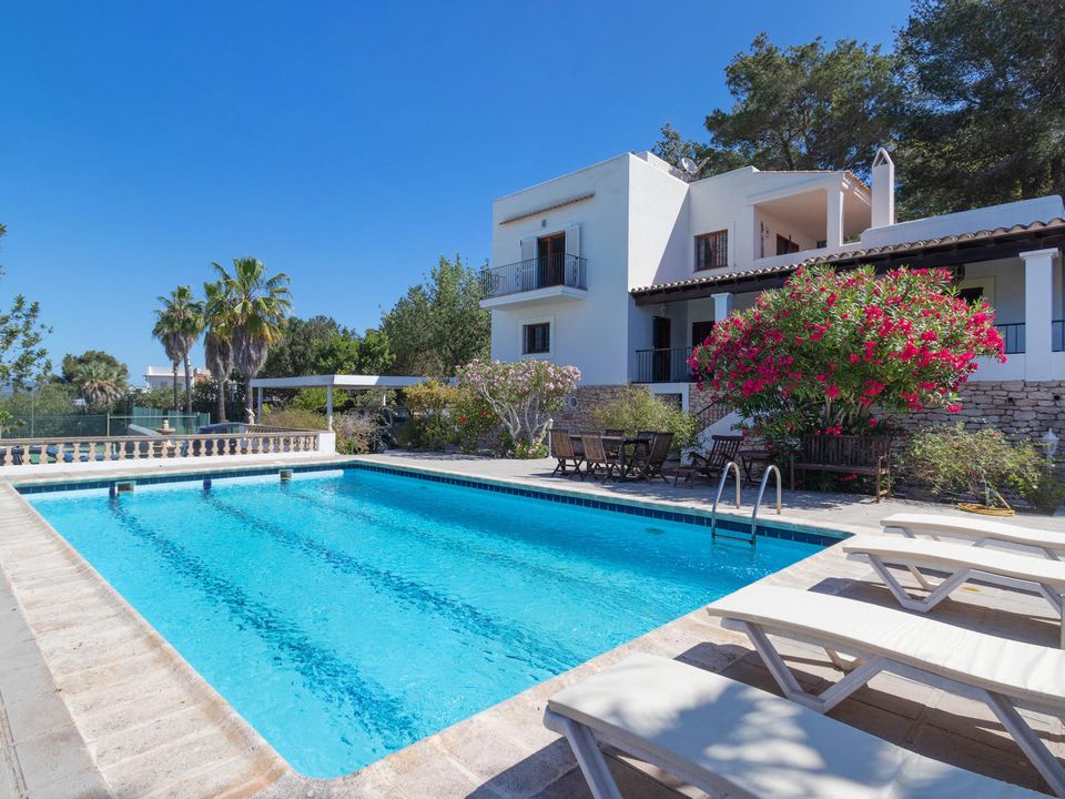 Villa de 5 dormitorios en Santa Eulalia Del Rio, Spain No. 216028