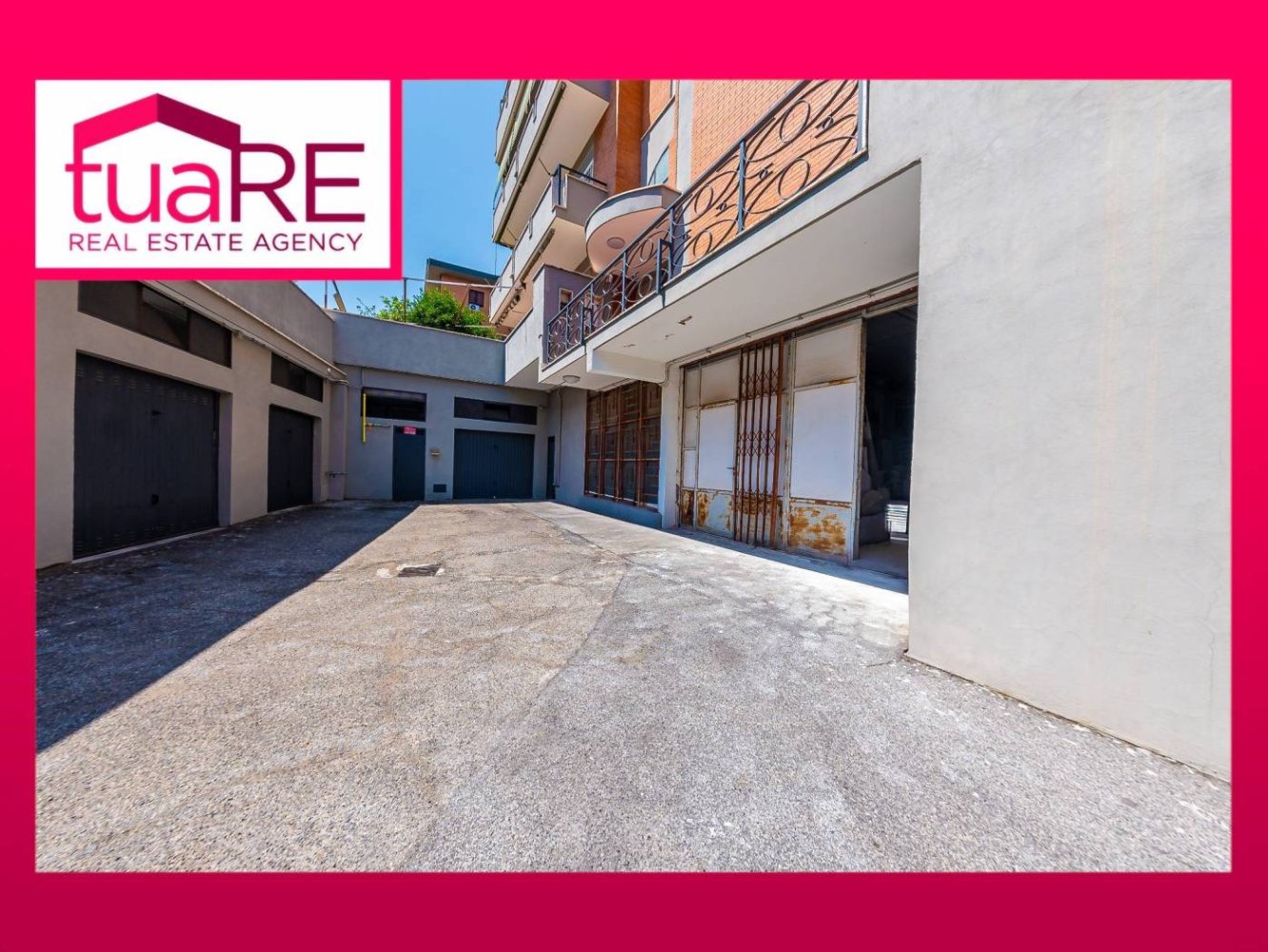 300m² Garage in Rome, Italy No. 285060