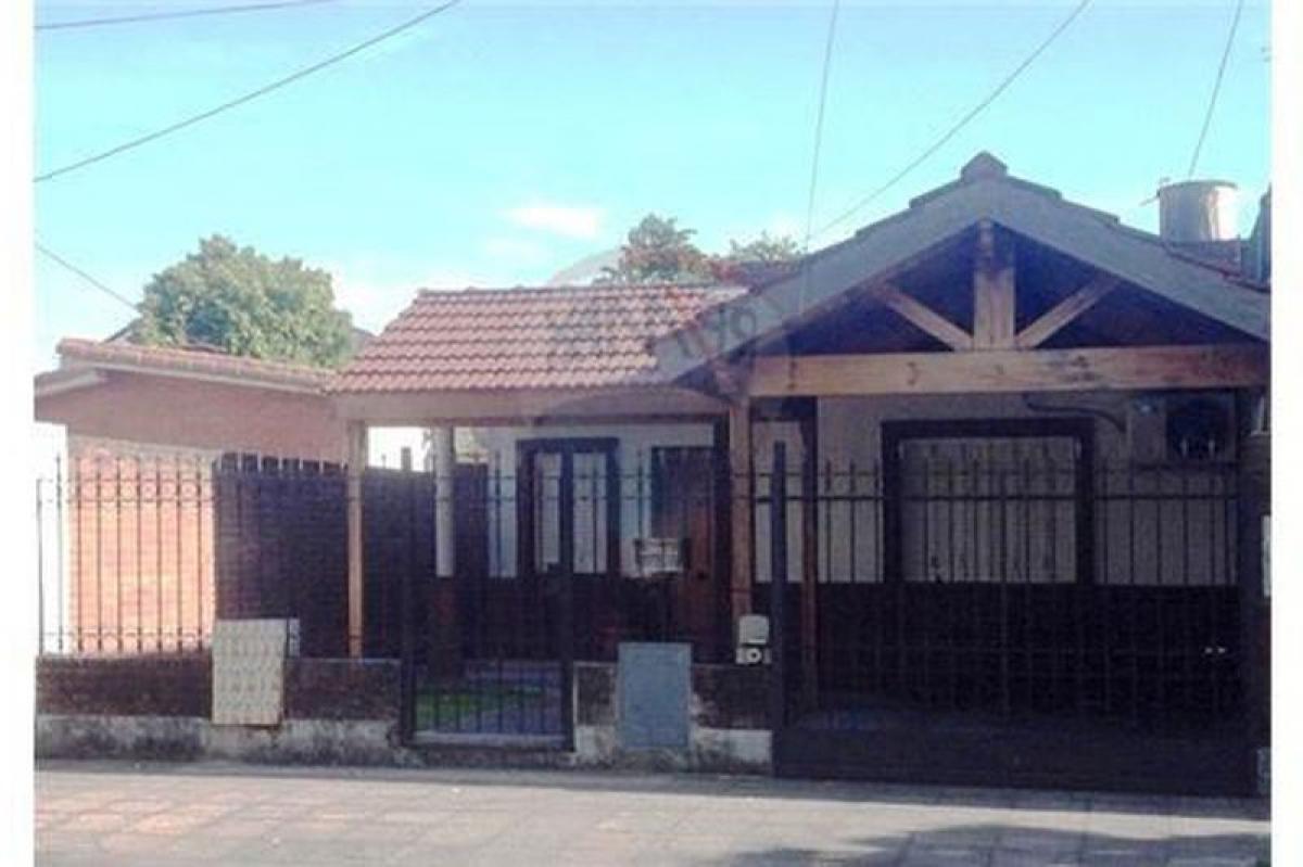 Casa de 3 dormitorios en Tres de Febrero, Argentina No. 502