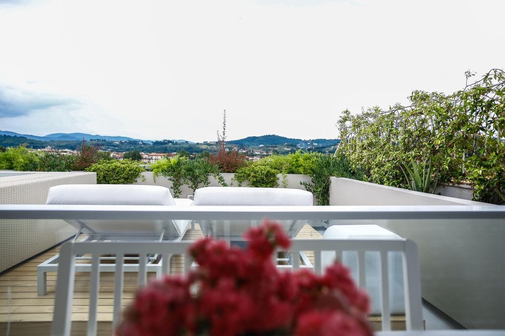 Квартира с 3 спальнями в Флоренция, Италия № 109306