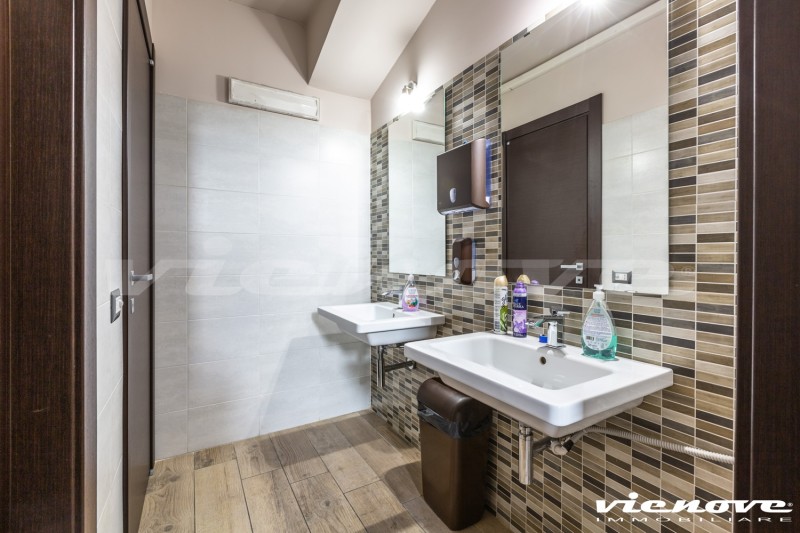 5 rooms Commercial property in Rome, Italy No. 215385