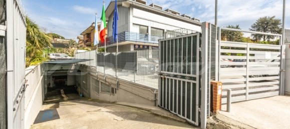 5 rooms Commercial property in Rome, Italy No. 215385 9