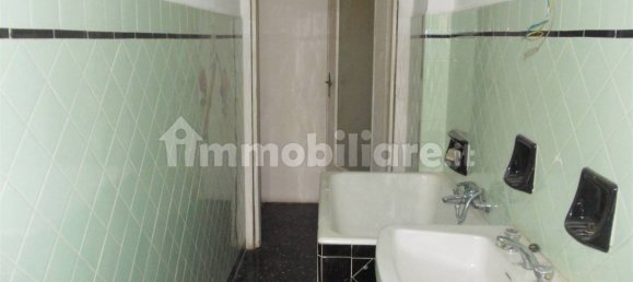3 rooms Commercial property in Turin, Italy No. 373306 2