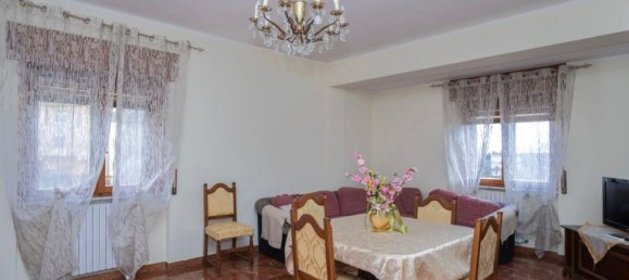 6 rooms Apartment in Rogliano, Italy No. 251888 12