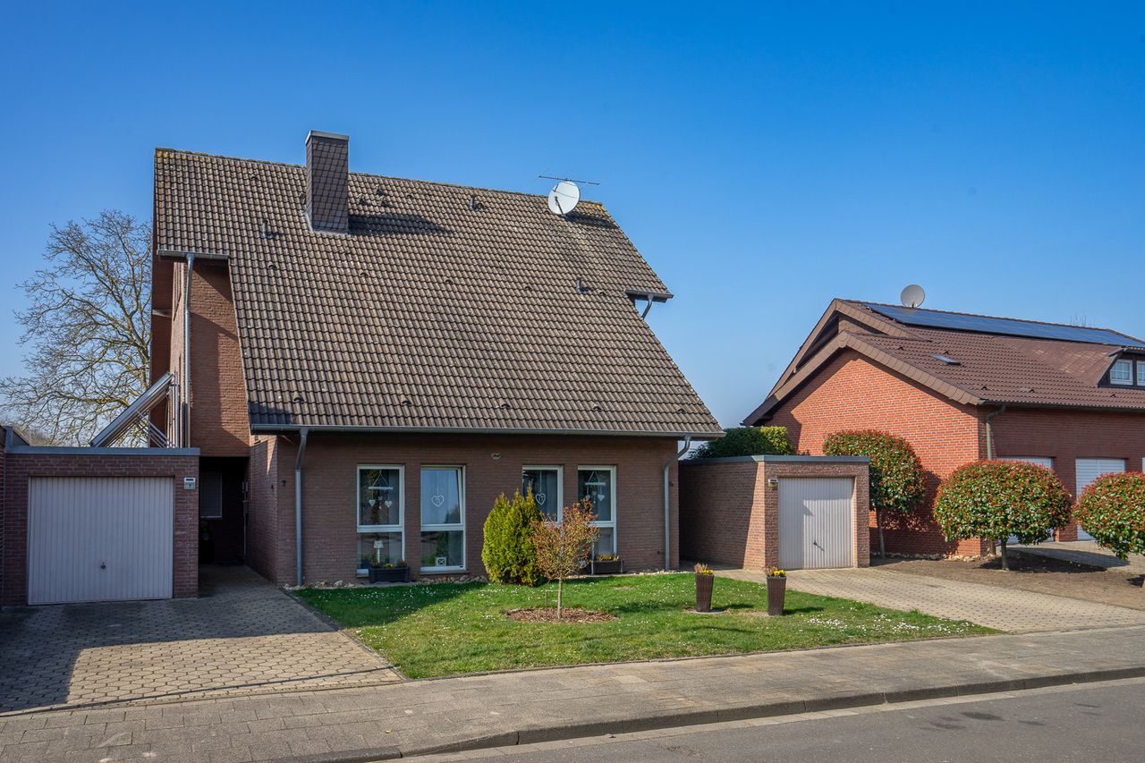 5 bedrooms Townhouse in Duren, Germany No. 183214