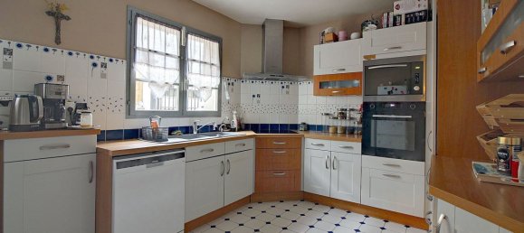 6 bedrooms House in Poissy, France No. 173242 2