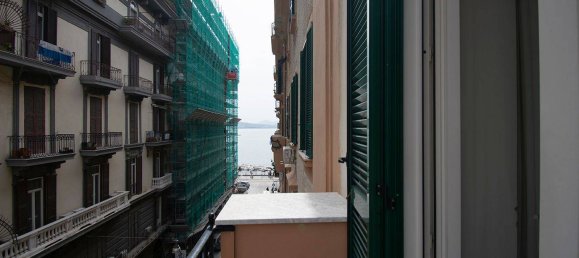 5 bedrooms Apartment in Naples, Italy No. 357718 3