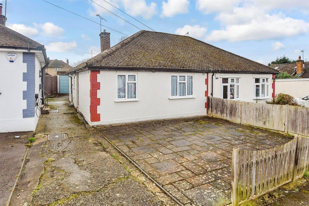 3 bedrooms Bungalow in Essex, United Kingdom No. 3975