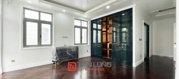 5 bedrooms Villa in Long Bien, Vietnam No. 526 11