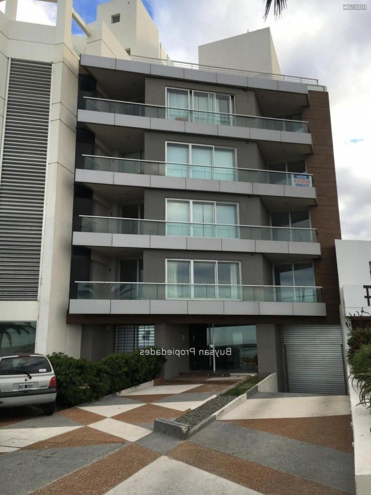 Apartamento de 2 dormitorios en Montevideo, Uruguay No. 8634