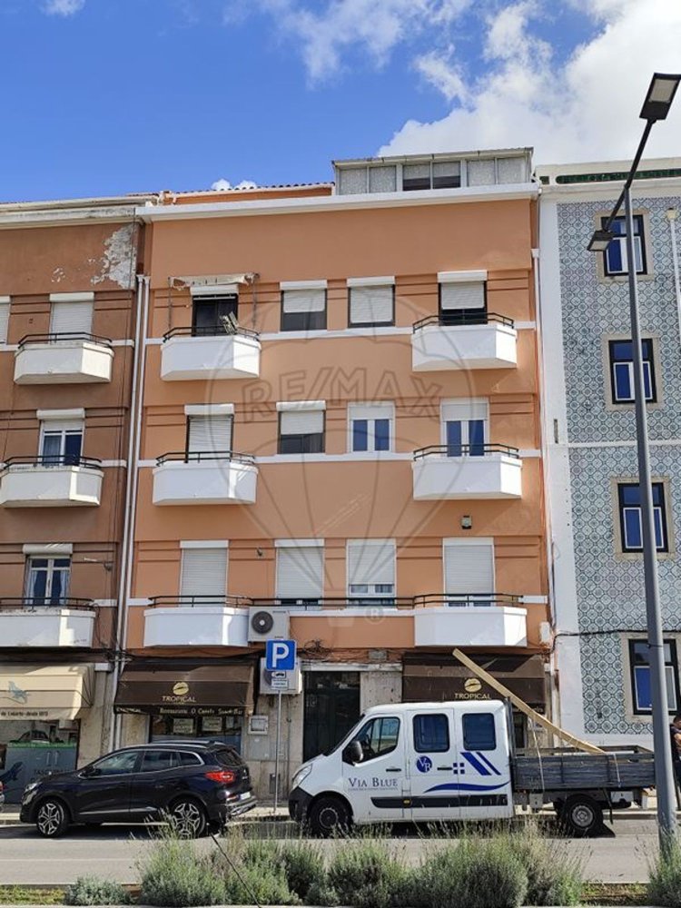 713m² Building in Lisbon, Portugal No. 90275