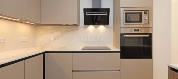 3 Schlafzimmer Wohnung in Ciutat Vella, Spain, Nr. 135888 3