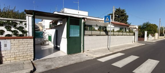 Casa de 4 habitaciónes en Bari, Italy No. 37401 14