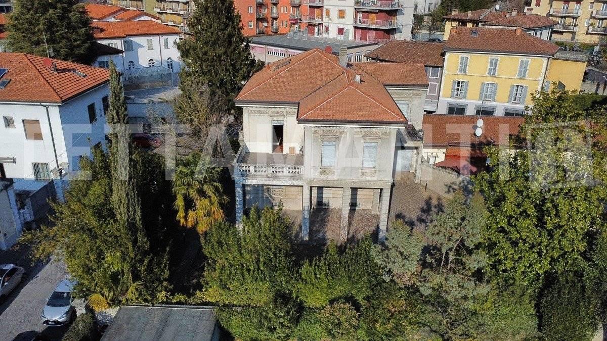 Вилла с 11 комнатами в Комо, Италия № 82192