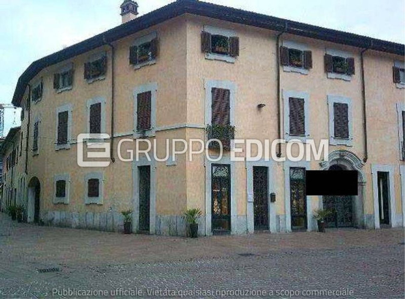 300m² Commercial property in Busto Arsizio, Italy No. 293290