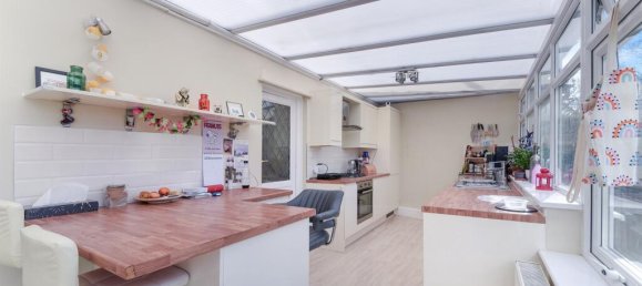 4 bedrooms Commercial property in Surbiton, United Kingdom No. 9949 3