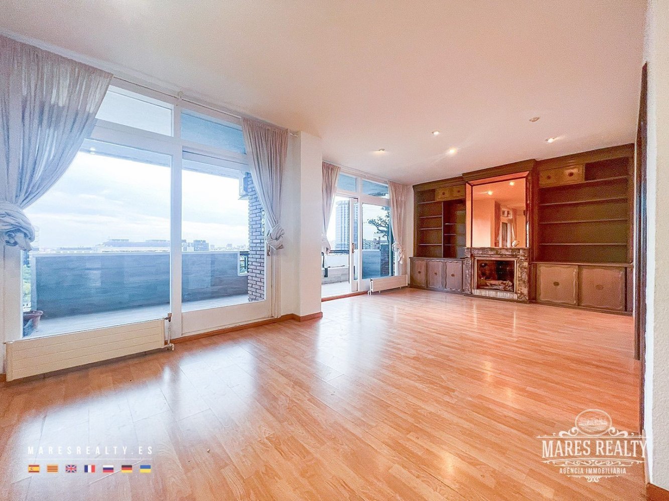 4 bedrooms Apartment in Barcelona, Spain No. 10733