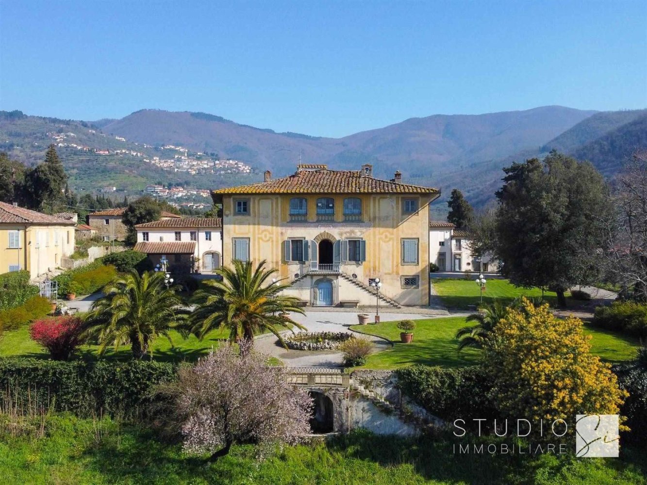 Вилла с 25 комнатами в Монтале, Италия № 263867