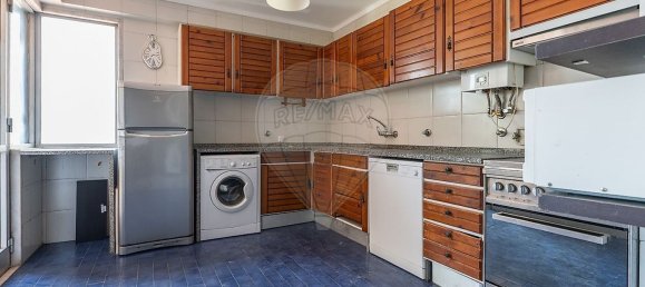 3 bedrooms Apartment in Lisbon, Portugal No. 251106 6