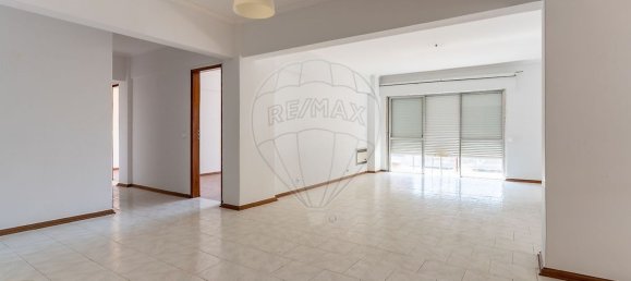 3 bedrooms Apartment in Lisbon, Portugal No. 251106 2