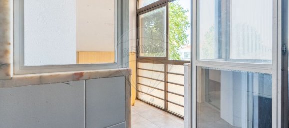 3 bedrooms Apartment in Lisbon, Portugal No. 251106 8