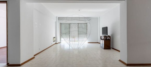 3 bedrooms Apartment in Lisbon, Portugal No. 251106 3