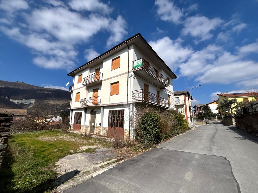 Casa de 8 dormitorios en Monesiglio, Italy No. 122055