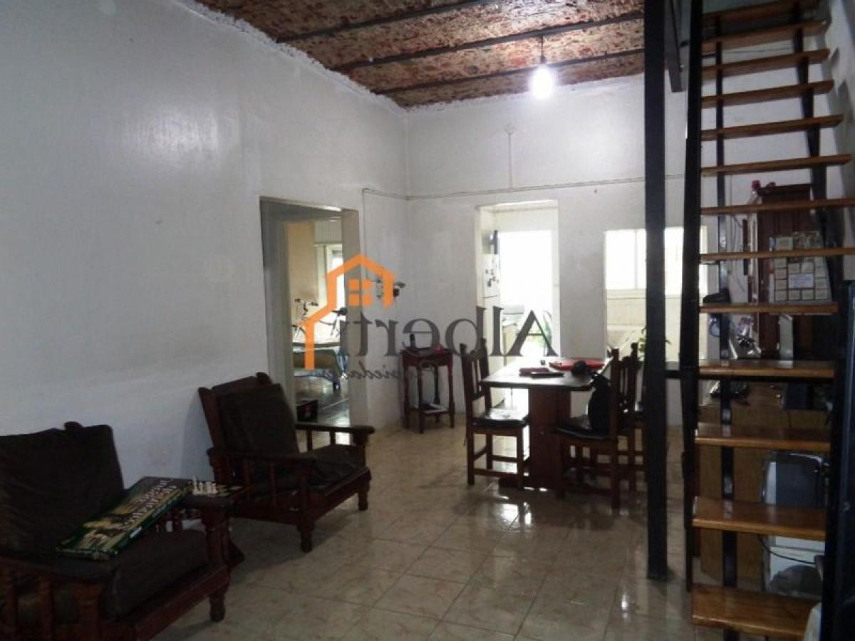 Casa de 3 dormitorios en Morón, Argentina No. 53752