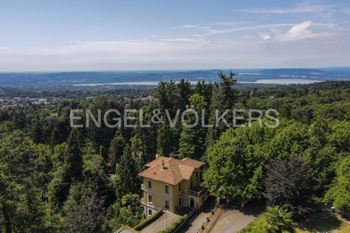 5 bedrooms Villa in Varese, Italy No. 263275