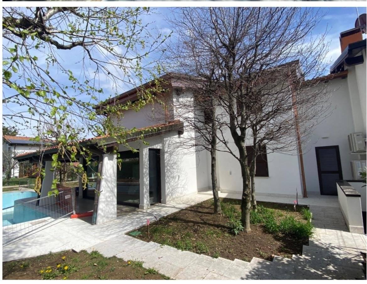 Villa de 5 habitaciónes en Gorle, Italy No. 22230