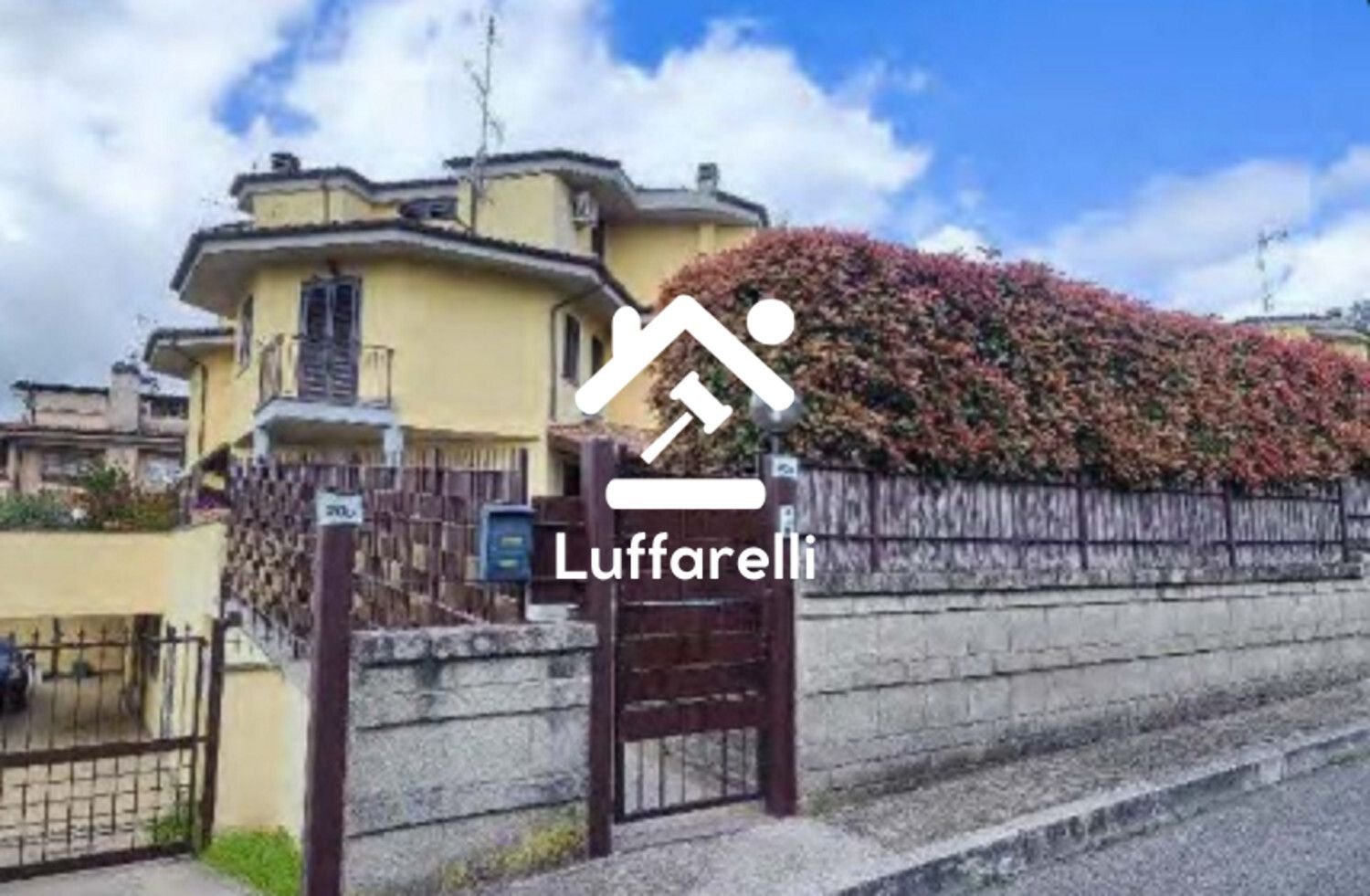 5 rooms House in Lariano, Italy No. 190508