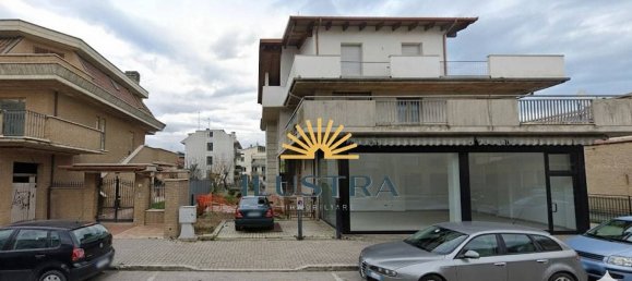136m² Commercial property in San Benedetto del Tronto, Italy No. 355882 2