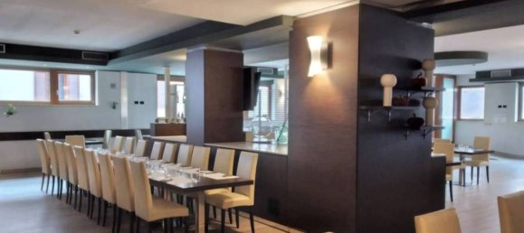 Коммерческая недвижимость 4051м² в Саннадзаро де Бургонди, Италия № 290337 2