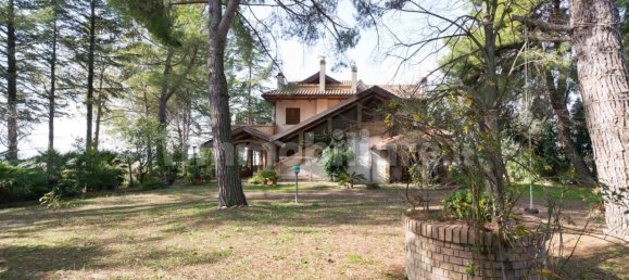 4 bedrooms Villa in Pianella, Italy No. 62194 2