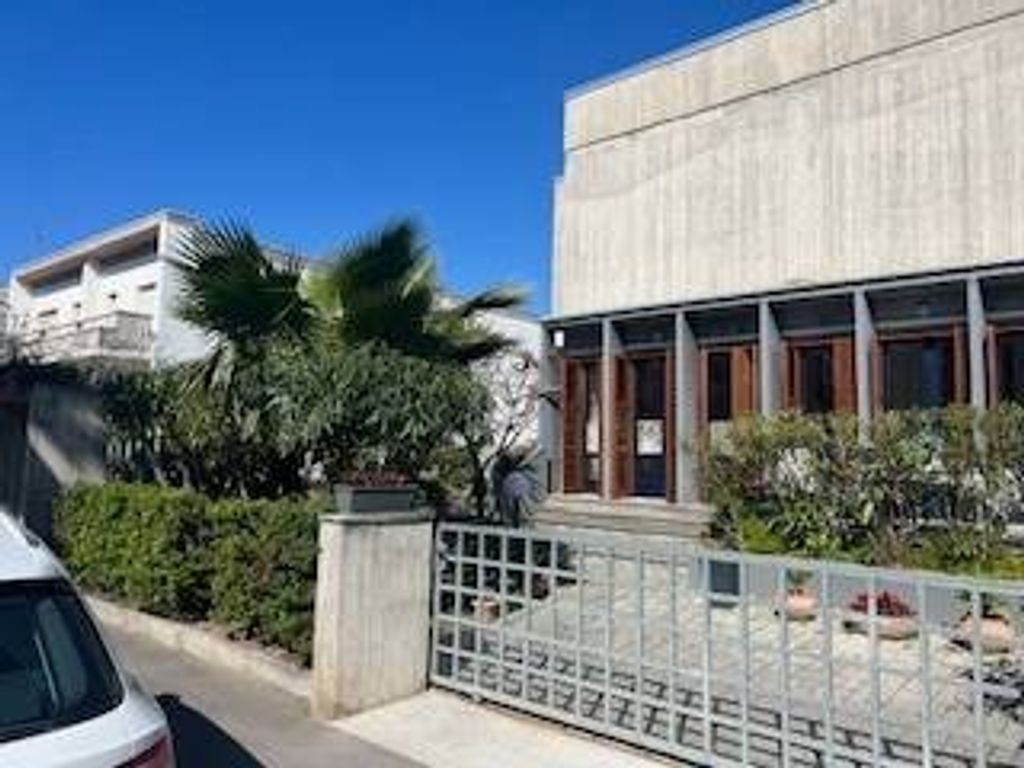 Villa de 3 dormitorios en Alba Adriatica, Italy No. 166963