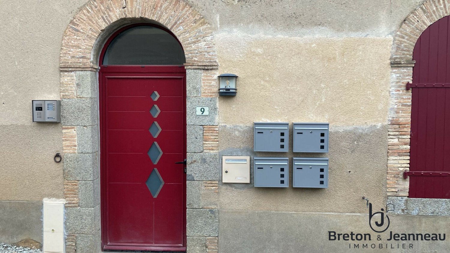 126m² Building in Mayenne, France No. 360570