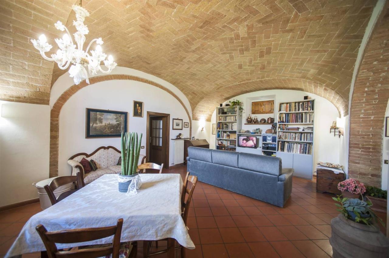 5 rooms Apartment in Siena, Italy No. 83526