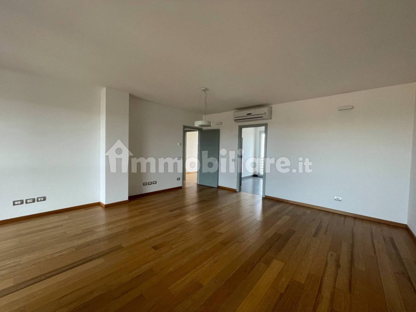 3 bedrooms Apartment in Modena, Italy No. 348649