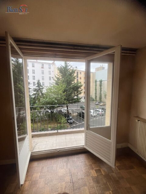 2 bedrooms Apartment in Paris, France No. 285145