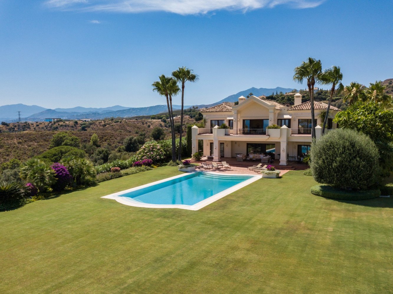 5 bedrooms Villa in Benahavis, Spain No. 818
