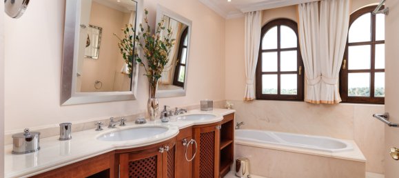 5 bedrooms Villa in Benahavis, Spain No. 818 11