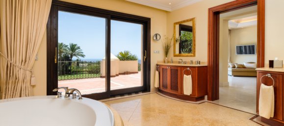 5 bedrooms Villa in Benahavis, Spain No. 818 14