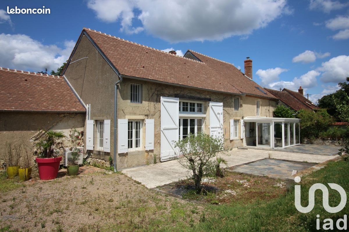  Castillos de 4 dormitorios en Le Chautay, France No. 263492