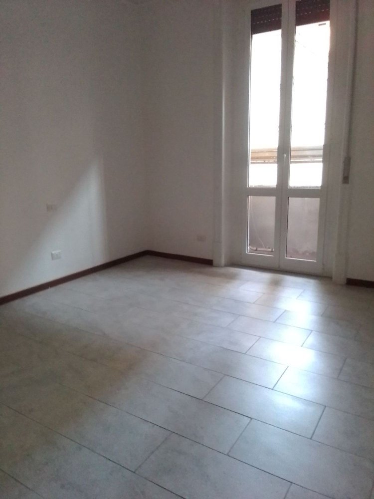 3 rooms Apartment in Milan, Italy No. 246097