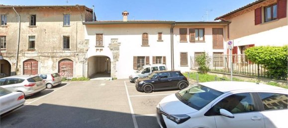 5 rooms Apartment in Besana in Brianza, Italy No. 181661 3