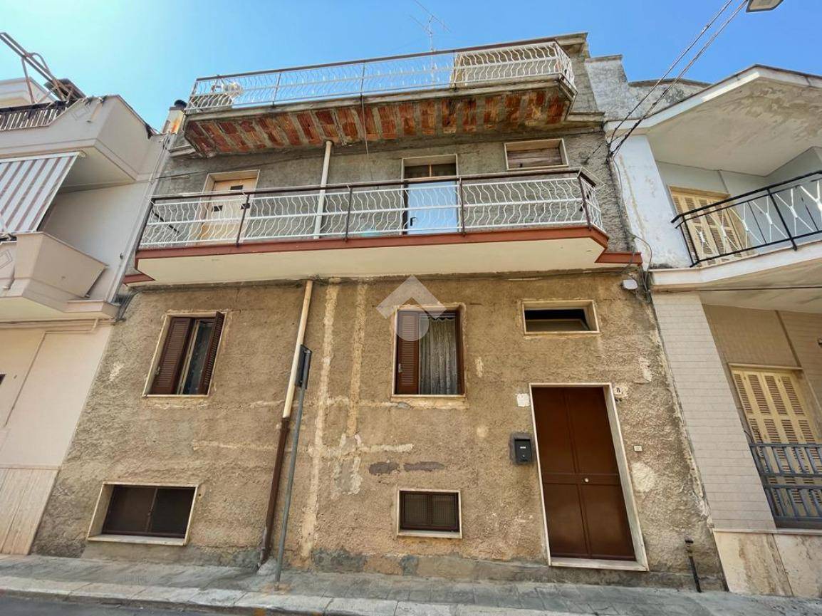 Дом с 4 спальнями в Грумо Аппула, Италия № 31674