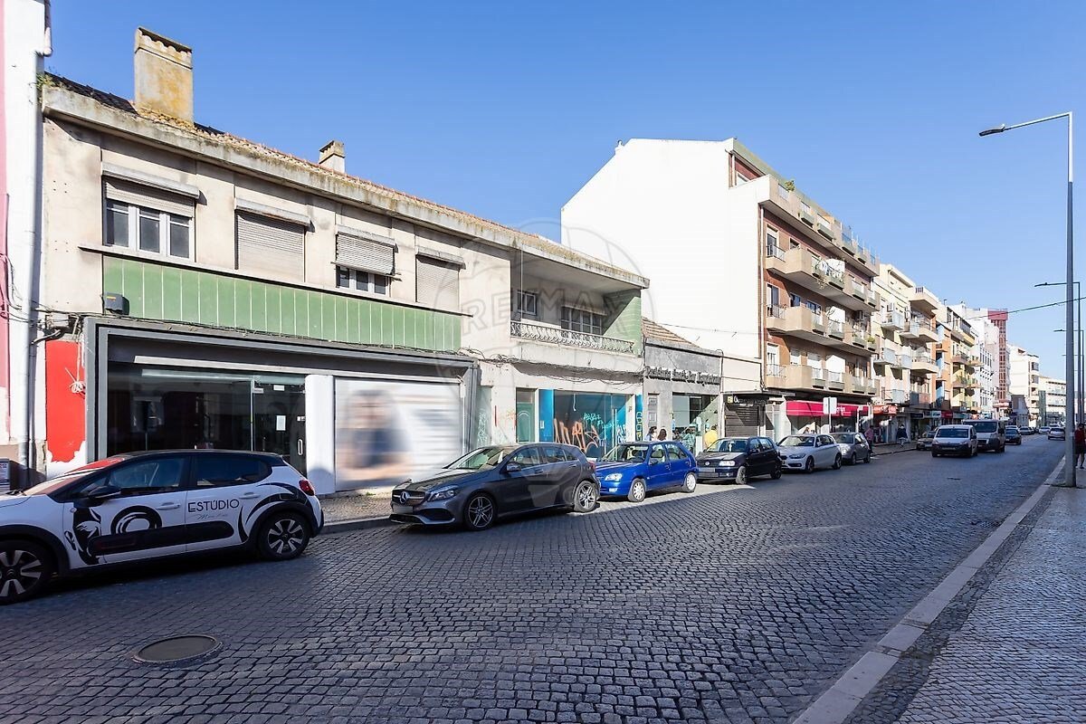 676m² Building in Barreiro, Portugal No. 142871