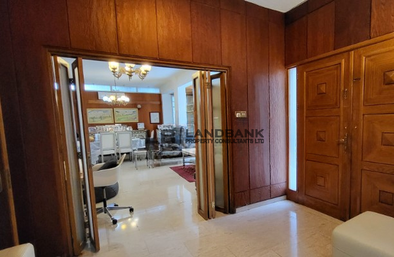 5 bedrooms House in Nicosia, Cyprus No. 13685