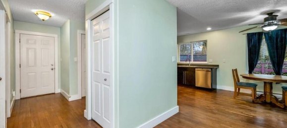 2 bedrooms House in British Columbia, Canada No. 1274 10